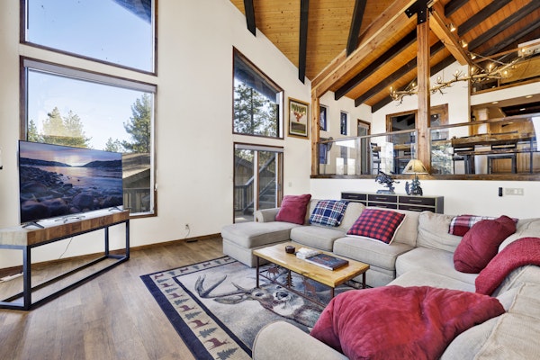 The Birdhouse Big Bear Lake | Pool Table | Foosball | Hot Tub