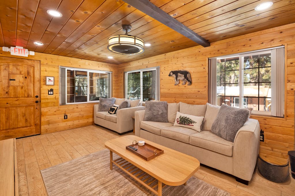 Lily's Bear Cabin | Adorable Downtown Cottage with Brand-New Game Room