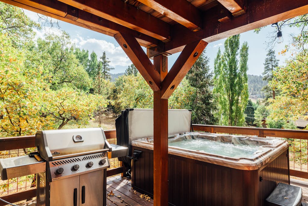 The Refugio at Big Bear - Central Moonridge Retreat w/ Hot Tub