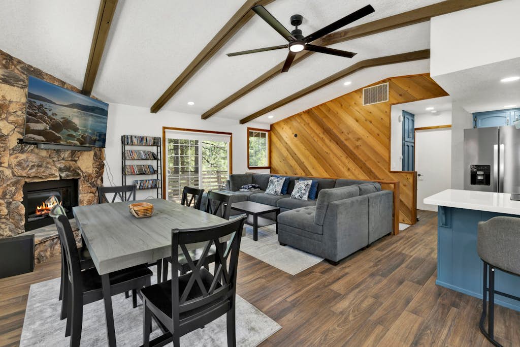 The Fox Den Big Bear ~ Modern Mountain View Retreat w/ Hot Tub