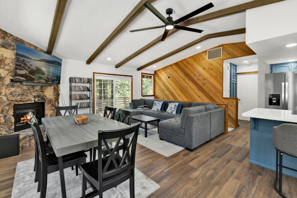 The Fox Den Big Bear ~ Modern Mountain View Retreat w/ Hot Tub