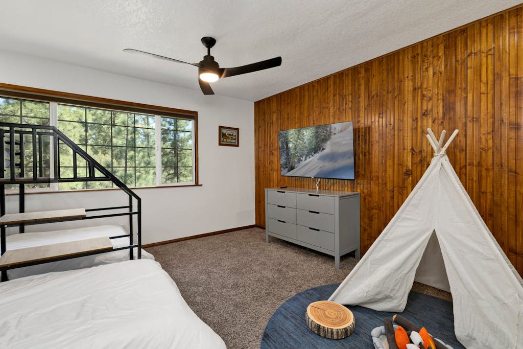 The Fox Den Big Bear ~ Modern Mountain View Retreat w/ Hot Tub