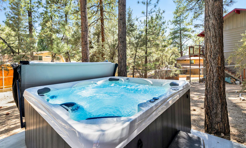 The Fox Den Big Bear ~ Modern Mountain View Retreat w/ Hot Tub