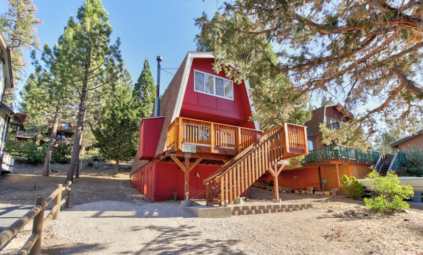Lazy Bear Barn - A Cozy Red Cabin Mountain View Cabin with Wi-Fi, Fireplace, & Deck