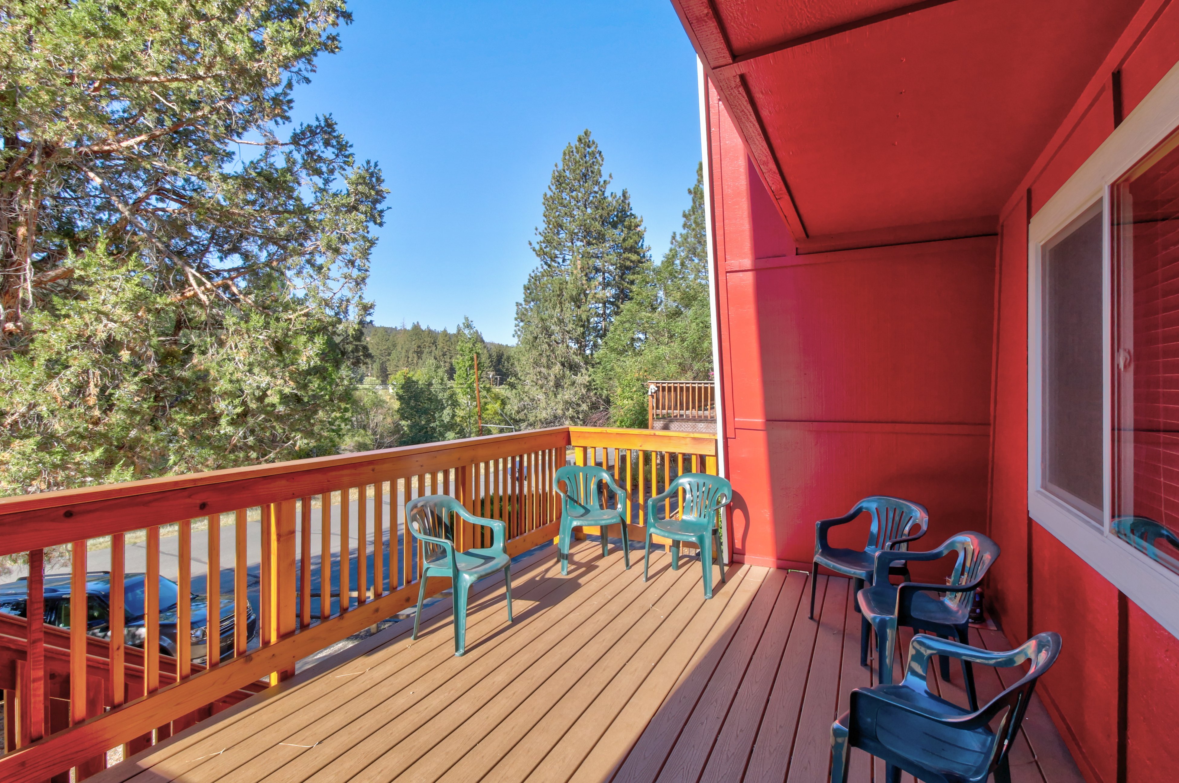 Lazy Bear Barn - A Cozy Red Cabin Mountain View Cabin with Wi-Fi, Fireplace, & Deck