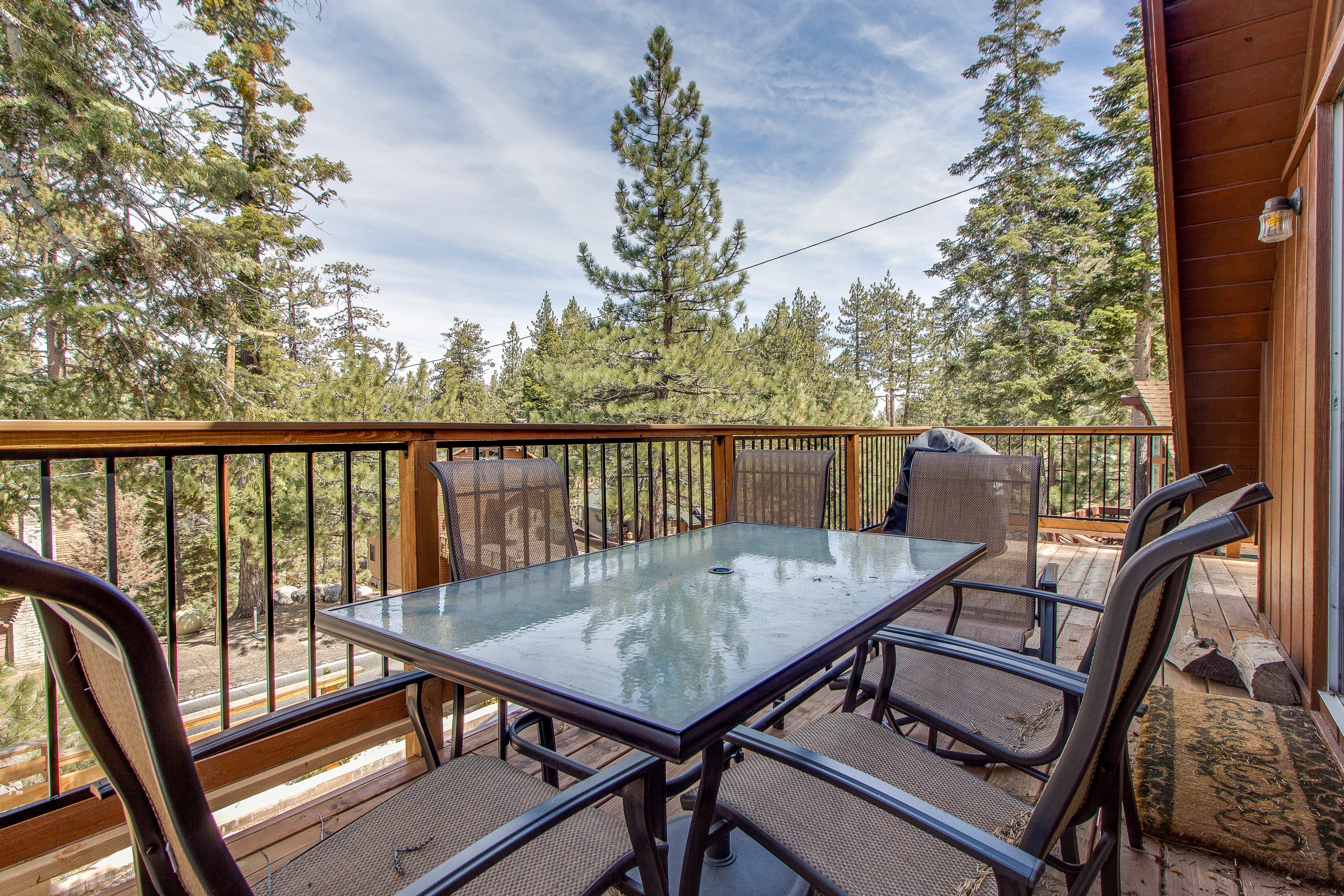 Castle Rock Cabin #2 ~ Cozy cabin close to Fisher Cove & Boulder Bay - short drive to skiing