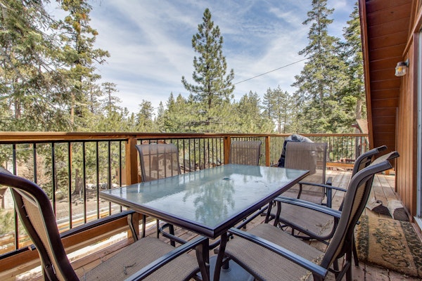 Castle Rock Cabin #2 ~ Cozy cabin close to Fisher Cove & Boulder Bay - short drive to skiing