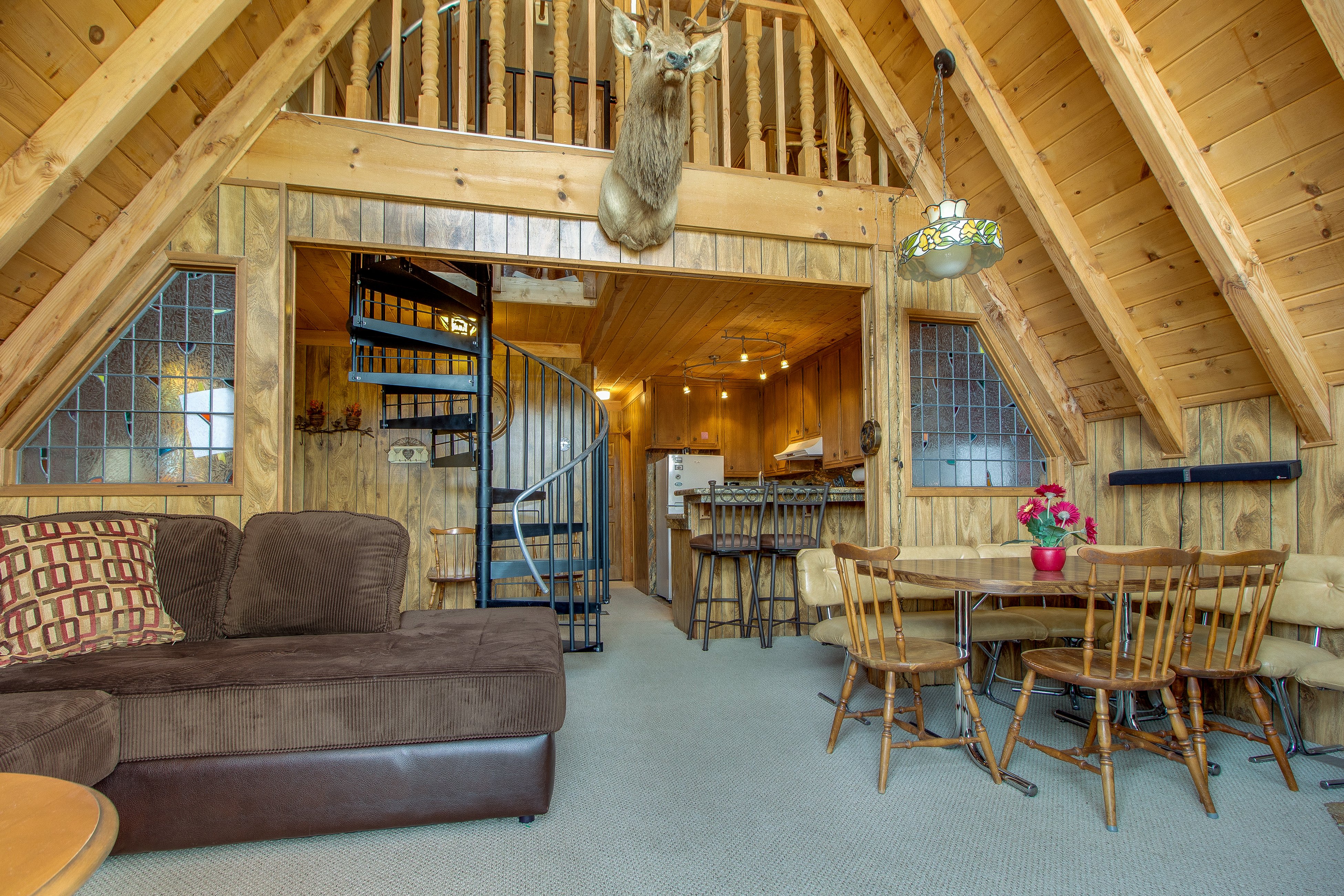 Castle Rock Cabin #2 ~ Cozy cabin close to Fisher Cove & Boulder Bay - short drive to skiing