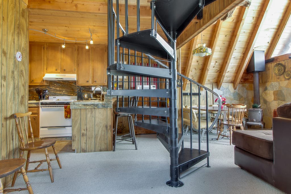 Castle Rock Cabin #2 ~ Cozy cabin close to Fisher Cove & Boulder Bay - short drive to skiing