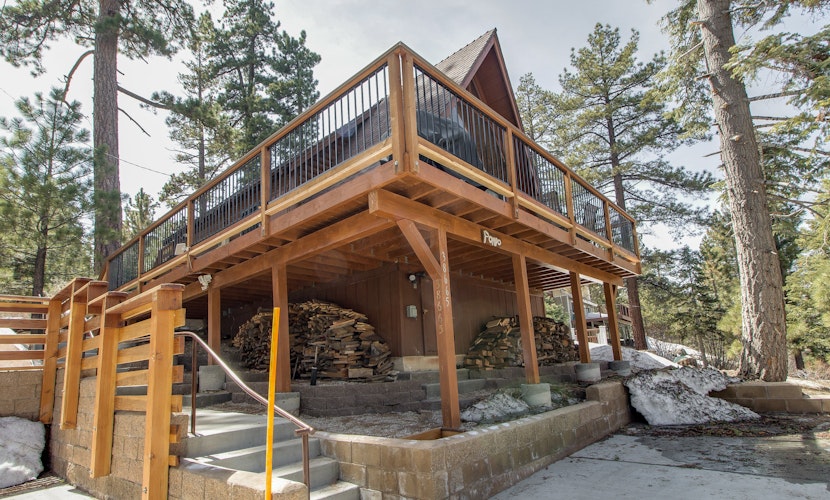 Castle Rock Cabin #2 ~ Cozy cabin close to Fisher Cove & Boulder Bay - short drive to skiing