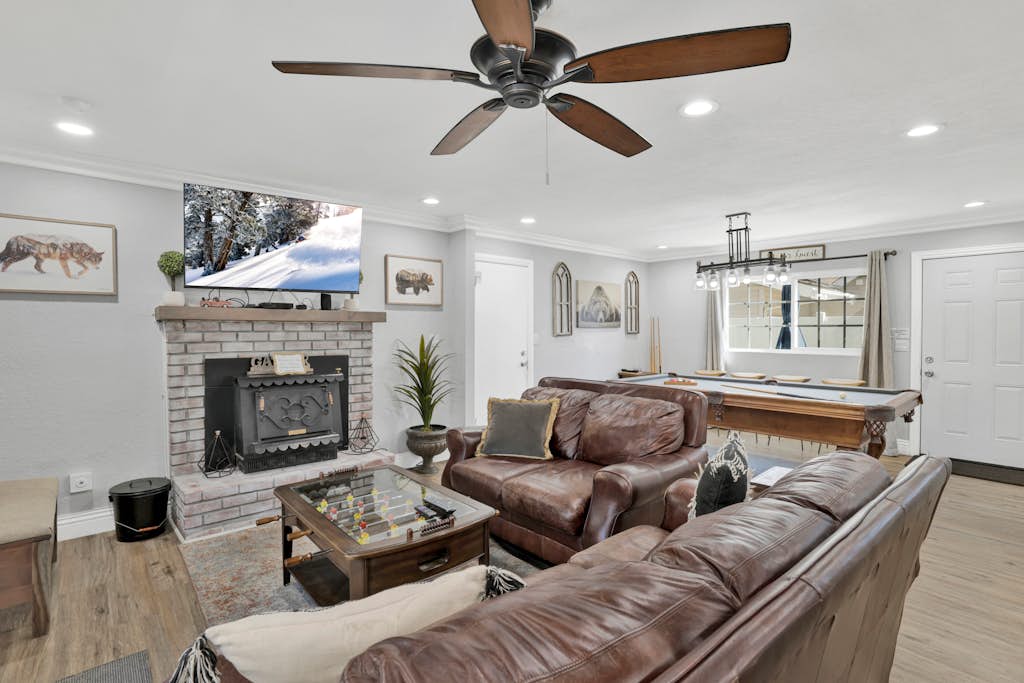 Brewer Escape ~ Modern, newly renovated escape with mountain views - five minutes to town