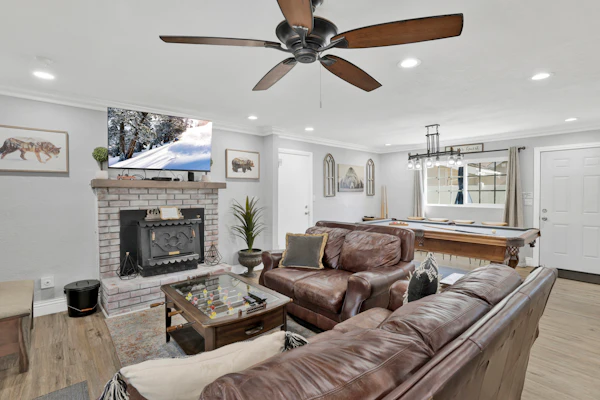 Brewer Escape ~ Modern, newly renovated escape with mountain views - five minutes to town