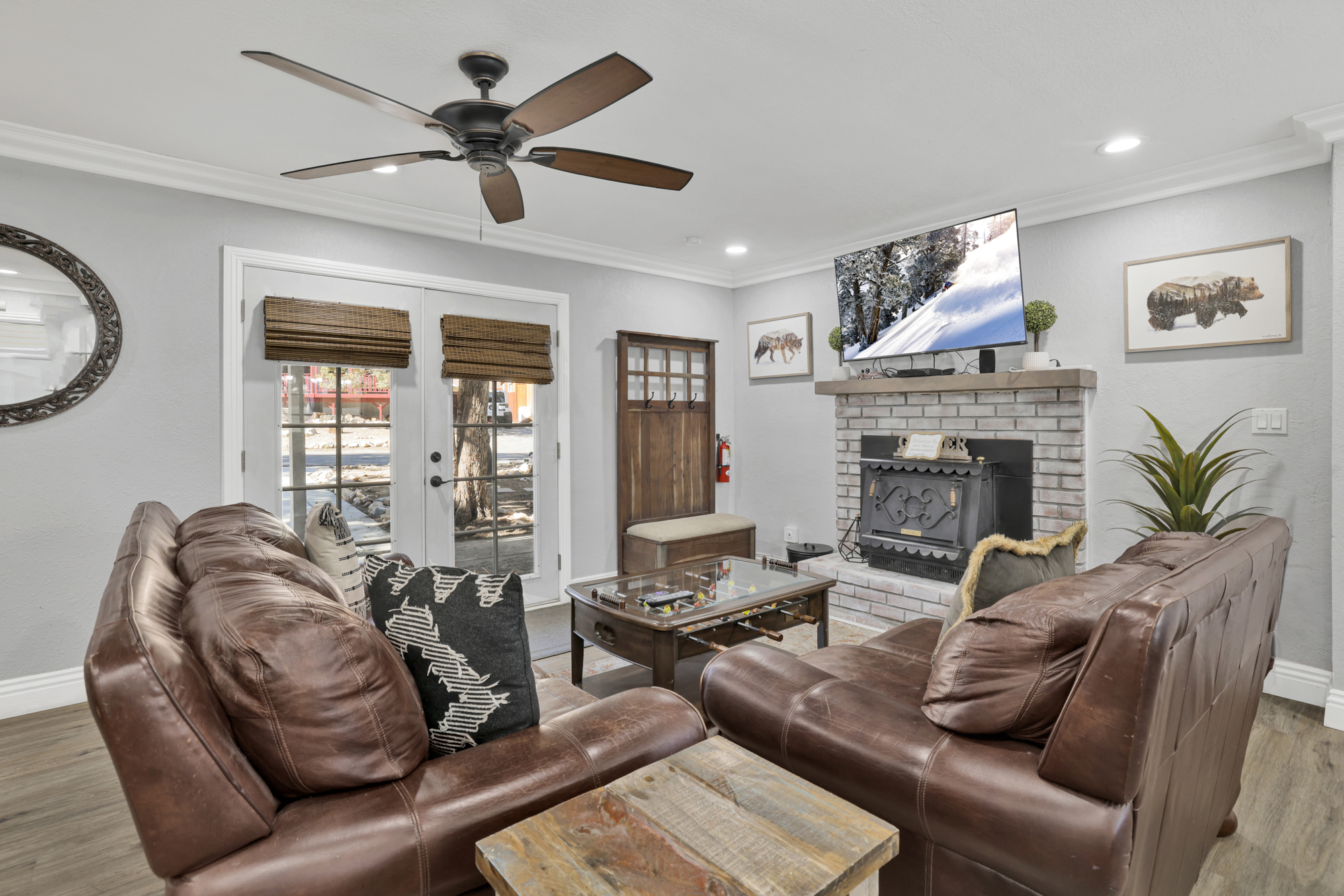 Brewer Escape ~ Modern, newly renovated escape with mountain views - five minutes to town