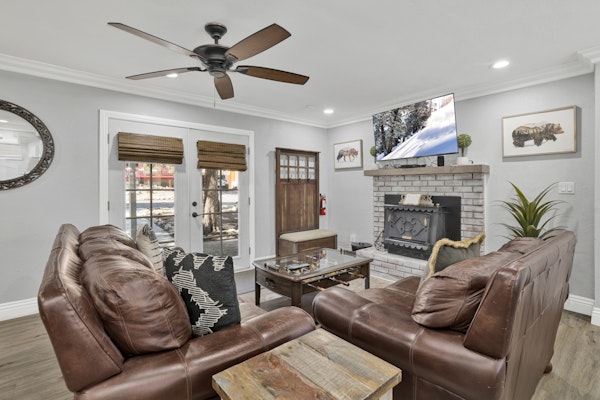 Brewer Escape ~ Modern, newly renovated escape with mountain views - five minutes to town