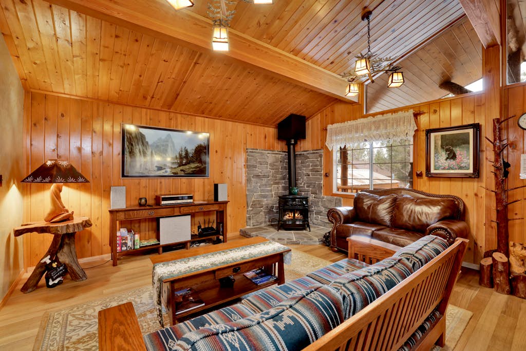 Craftsman Hideaway ~ Cabin near the lake and zoo with fireplace, full kitchen, patio, & BBQ
