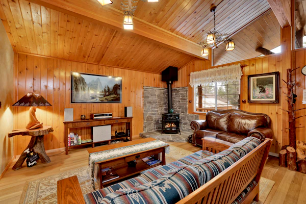 Craftsman Hideaway ~ Cabin near the lake and zoo with fireplace, full kitchen, patio, & BBQ