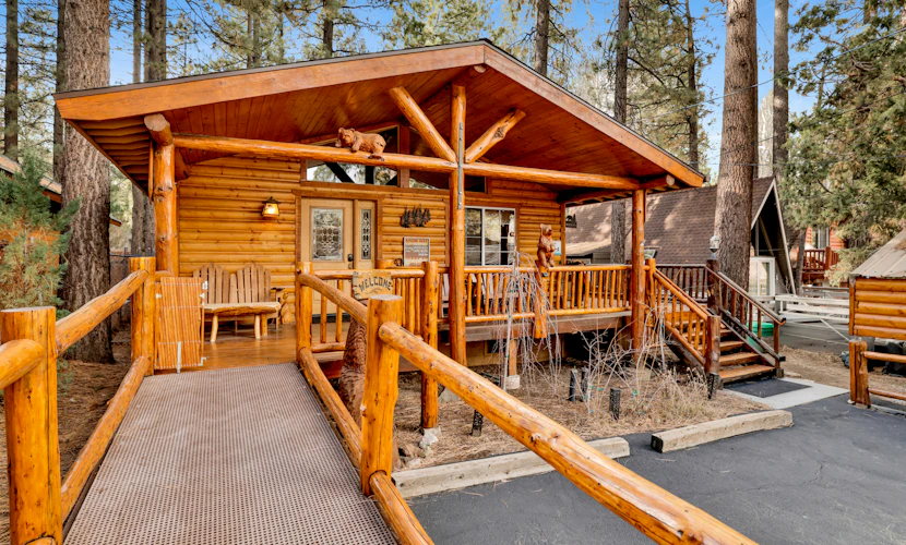 Craftsman Hideaway ~ Cabin near the lake and zoo with fireplace, full kitchen, patio, & BBQ