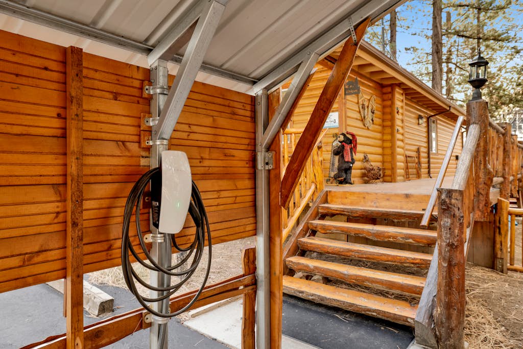 Craftsman Hideaway ~ Cabin near the lake and zoo with fireplace, full kitchen, patio, & BBQ