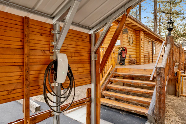 Craftsman Hideaway ~ Cabin near the lake and zoo with fireplace, full kitchen, patio, & BBQ