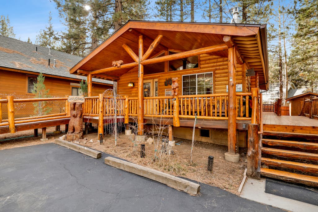 Craftsman Hideaway ~ Cabin near the lake and zoo with fireplace, full kitchen, patio, & BBQ