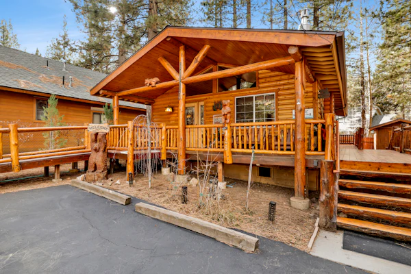 Craftsman Hideaway ~ Cabin near the lake and zoo with fireplace, full kitchen, patio, & BBQ