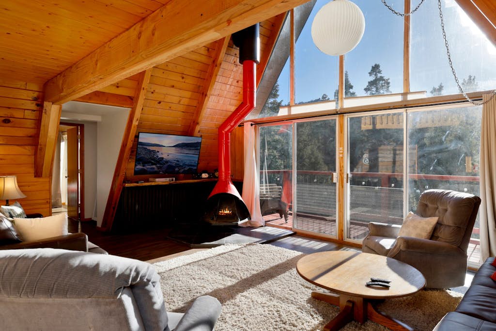 Black Diamond Vista | Hot Tub • 3 Decks • Dog-Friendly • Steps to Bear Mountain Resort