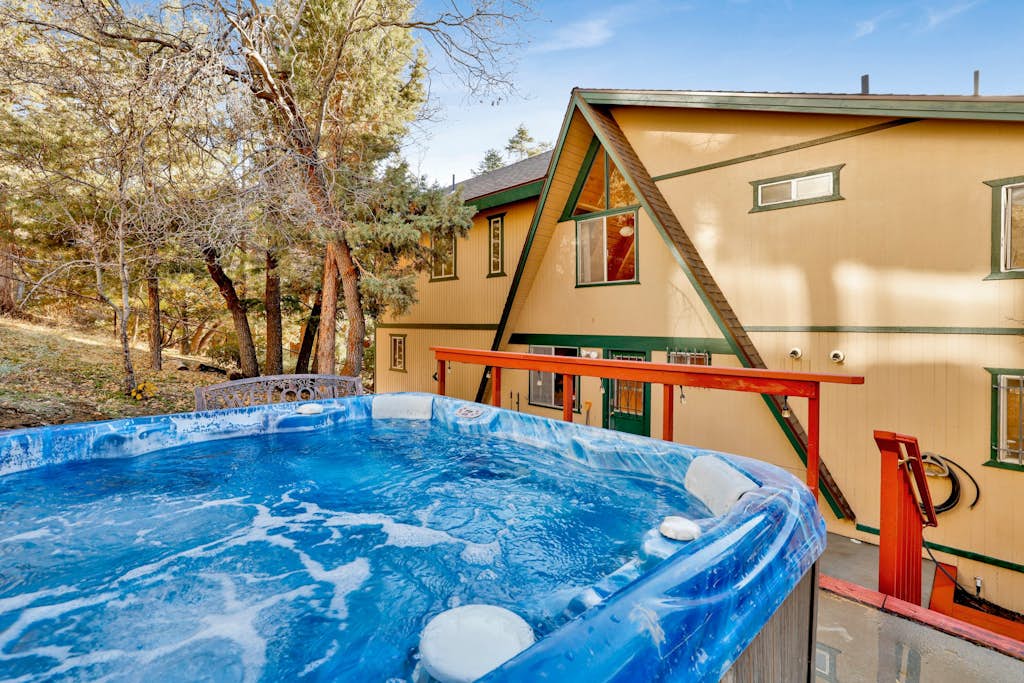 Black Diamond Vista | Hot Tub • 3 Decks • Dog-Friendly • Steps to Bear Mountain Resort
