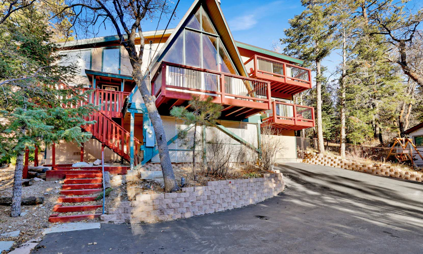 Black Diamond Vista | Hot Tub • 3 Decks • Dog-Friendly • Steps to Bear Mountain Resort