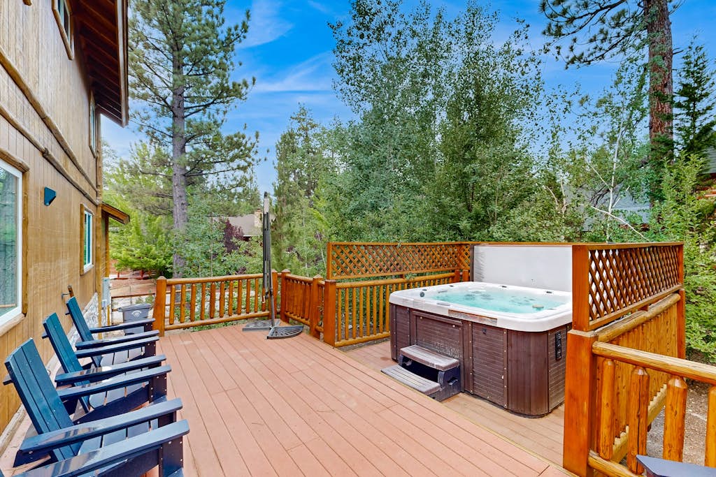 Big Bear White Skies – Family Cabin with Hot Tub, Game Room & Mountain Views Near Snow Summit