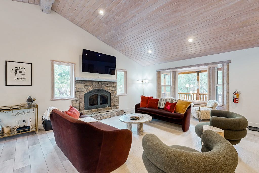 Big Bear White Skies – Family Cabin with Hot Tub, Game Room & Mountain Views Near Snow Summit