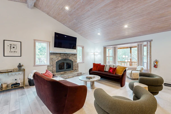 Big Bear White Skies – Family Cabin with Hot Tub, Game Room & Mountain Views Near Snow Summit