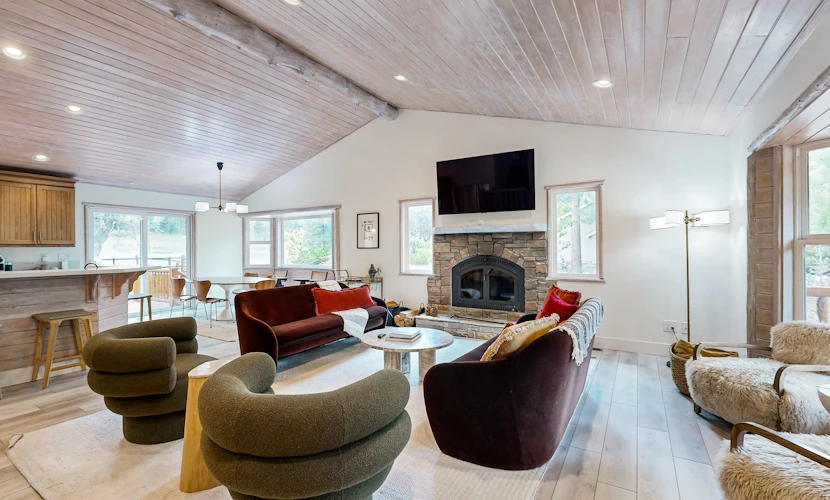 Big Bear White Skies – Family Cabin with Hot Tub, Game Room & Mountain Views Near Snow Summit
