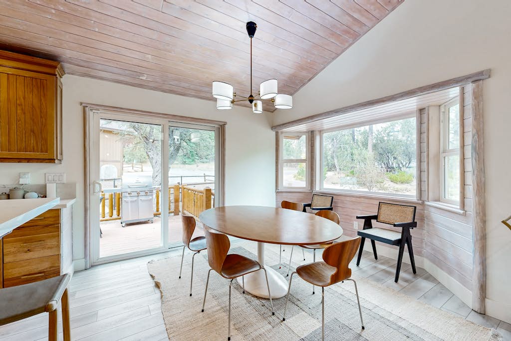 Big Bear White Skies – Family Cabin with Hot Tub, Game Room & Mountain Views Near Snow Summit