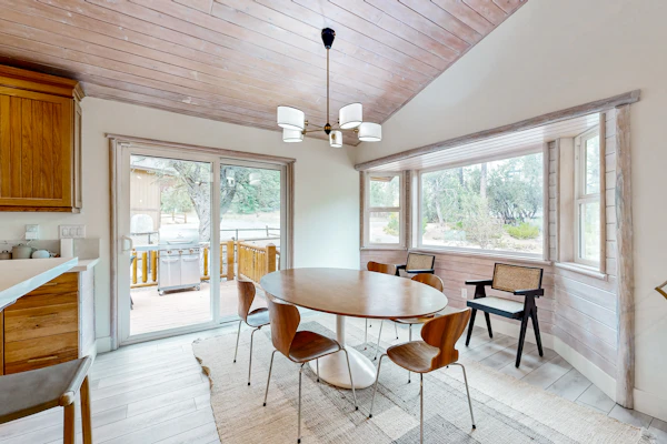 Big Bear White Skies – Family Cabin with Hot Tub, Game Room & Mountain Views Near Snow Summit