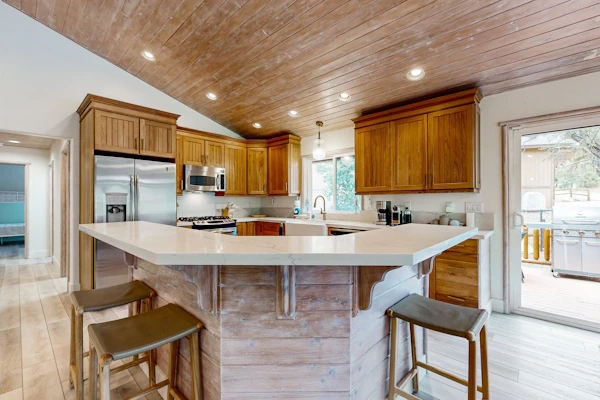 Big Bear White Skies – Family Cabin with Hot Tub, Game Room & Mountain Views Near Snow Summit