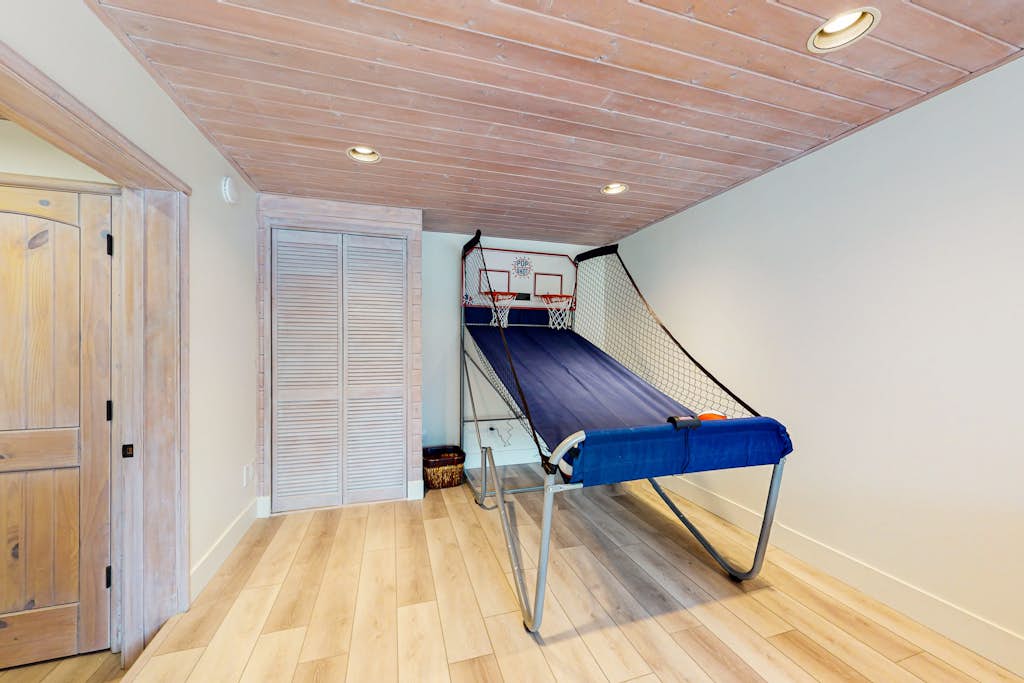 Big Bear White Skies – Family Cabin with Hot Tub, Game Room & Mountain Views Near Snow Summit