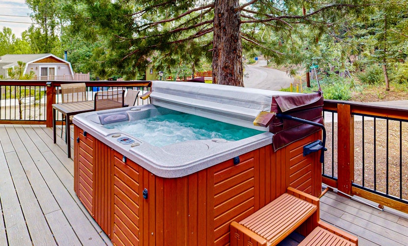 Primrose Cabin ~ Mountain Cabin w/ hot tub, deck, fireplace & washer/dryer