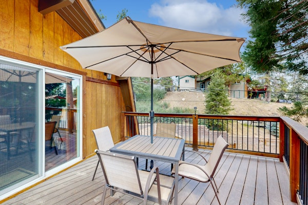 Primrose Cabin ~ Mountain Cabin w/ hot tub, deck, fireplace & washer/dryer