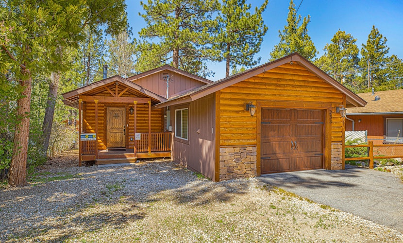 Country Club Cabin ~ Fenced Yard, Dog-friendly cabin in heart of Big Bear with hot tub.