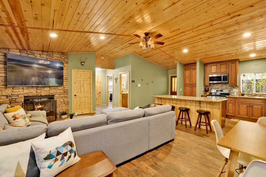 Country Club Cabin ~ Fenced Yard, Dog-friendly cabin in heart of Big Bear with hot tub.