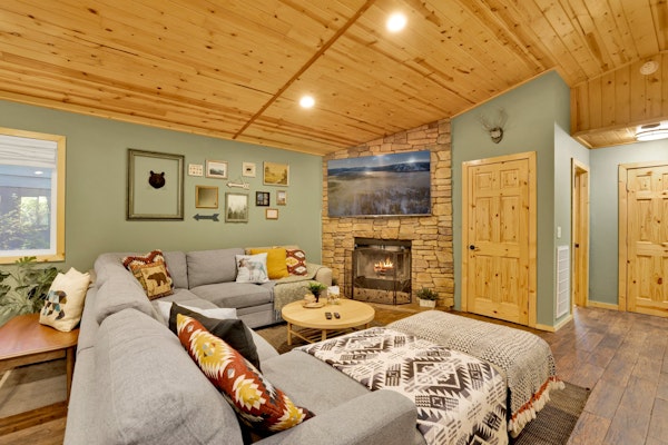 Country Club Cabin ~ Fenced Yard, Dog-friendly cabin in heart of Big Bear with hot tub.