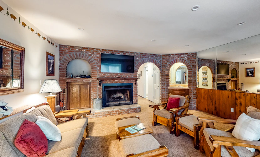 Rosie's Hideaway ~ Spacious Retreat Near the Mountain & Lake with Grill & Full Kitchen