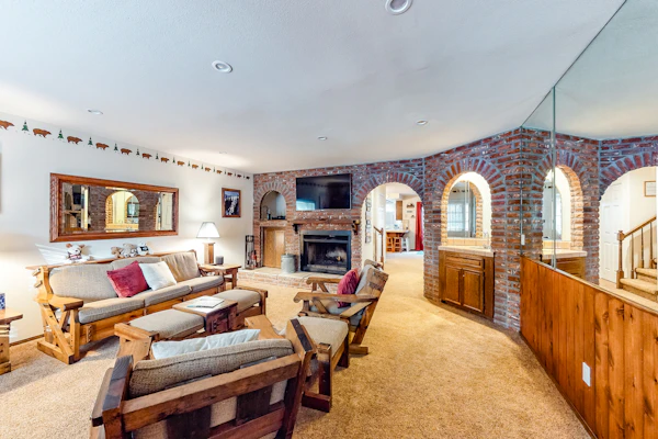 Rosie's Hideaway ~ Spacious Retreat Near the Mountain & Lake with Grill & Full Kitchen