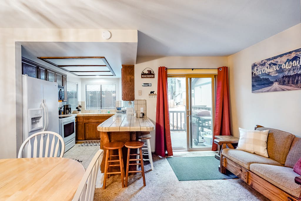 Rosie's Hideaway ~ Spacious Retreat Near the Mountain & Lake with Grill & Full Kitchen