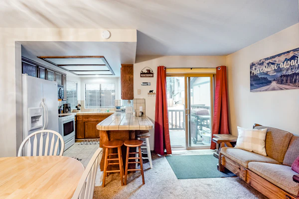 Rosie's Hideaway ~ Spacious Retreat Near the Mountain & Lake with Grill & Full Kitchen