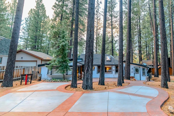 Hobbit House in Big Bear ~ Cozy & historic cabin with Wi-Fi & hot tub