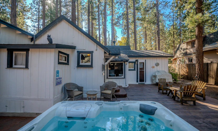 Hobbit House in Big Bear ~ Cozy & historic cabin with Wi-Fi & hot tub