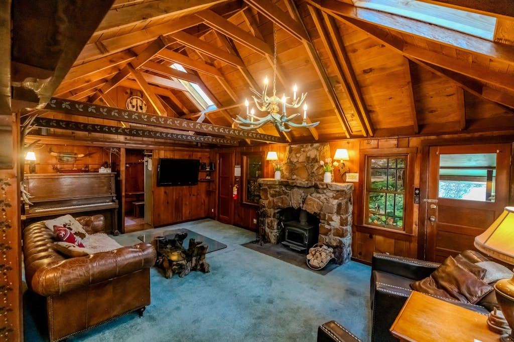 Hobbit House in Big Bear ~ Cozy & historic cabin with Wi-Fi & hot tub