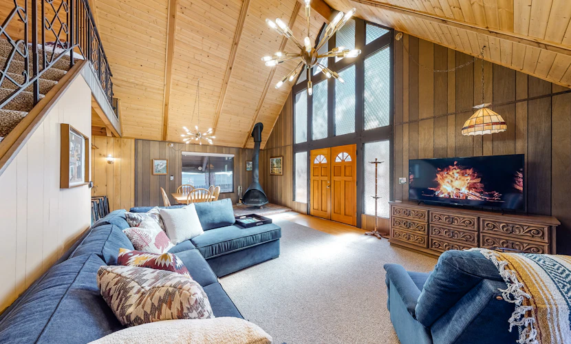Pinewood Haus ~ Beautiful & Convenient 1960s Cabin w/ Wood Stove, near Skiing & Lake Attractions