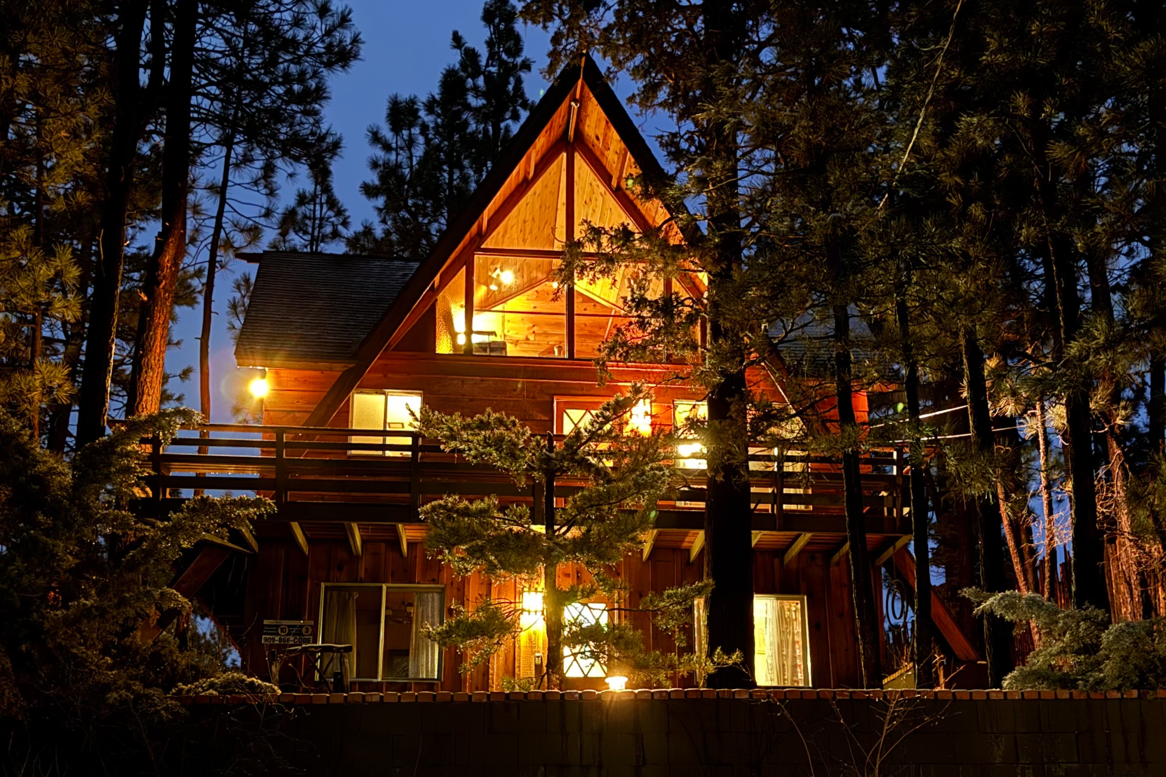 The Wilkie Cabin ~ Calming home hideaway in the woods with fireplace, balcony, grill, & board games